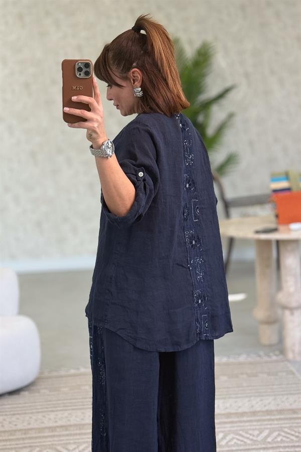 Şerit Pul Ve Çiçek Kabartmalı Gömlekli Alt Üst Keten Takım Lacivert Renk