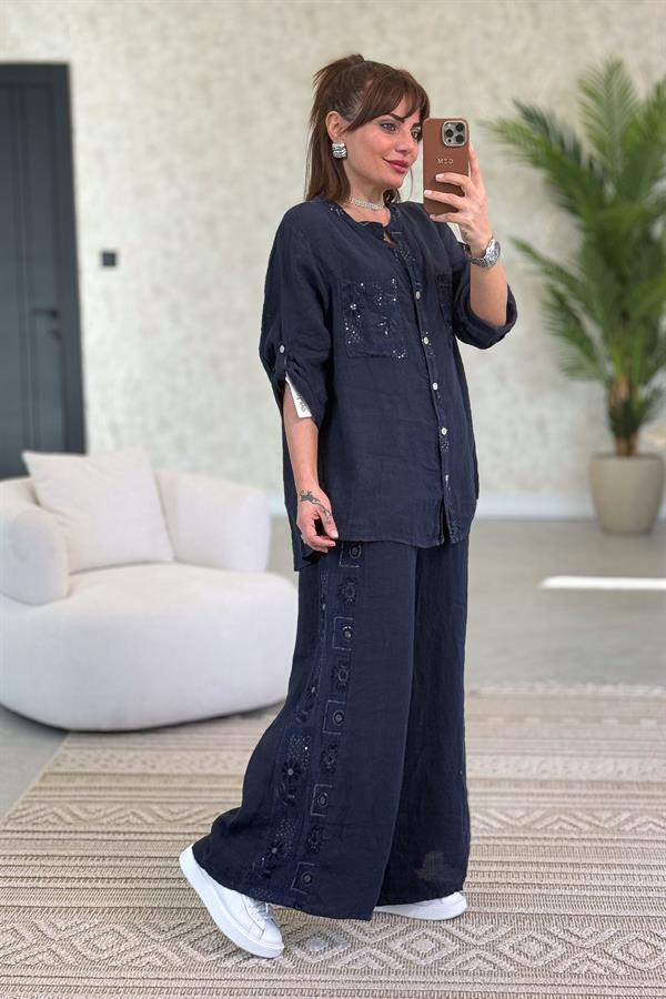 Şerit Pul Ve Çiçek Kabartmalı Gömlekli Alt Üst Keten Takım Lacivert Renk