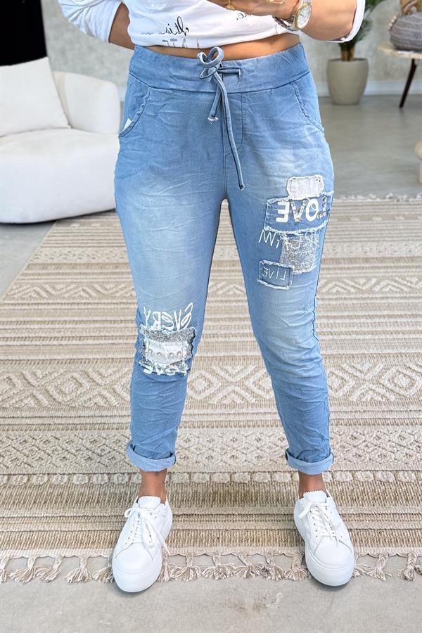 Silver Pul Ve Yazı Detaylı Yamalı Likralı Kot Pantolon Açık Mavi Renk
