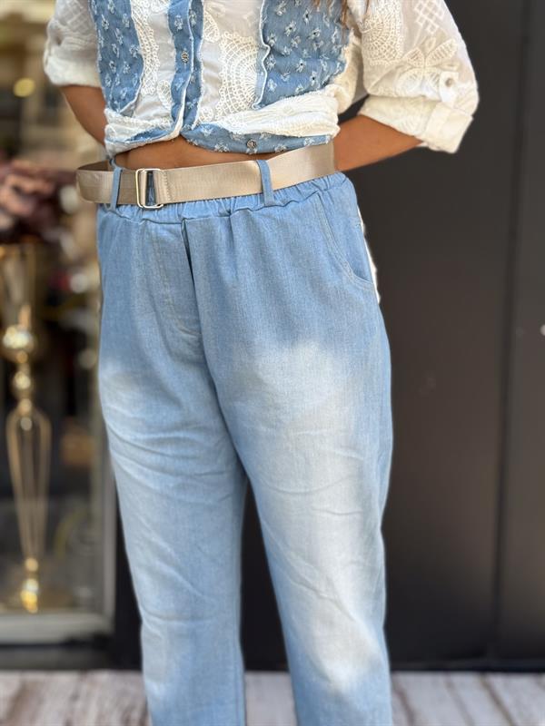 Taşlamalı Kemerli Likralı Kot Pantolon Açık Mavi Renk