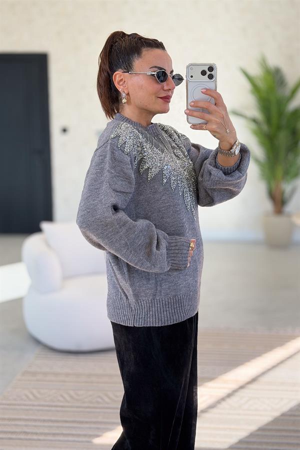 Yakası Boncuk İşlemeli Premium Kazak Gri Renk