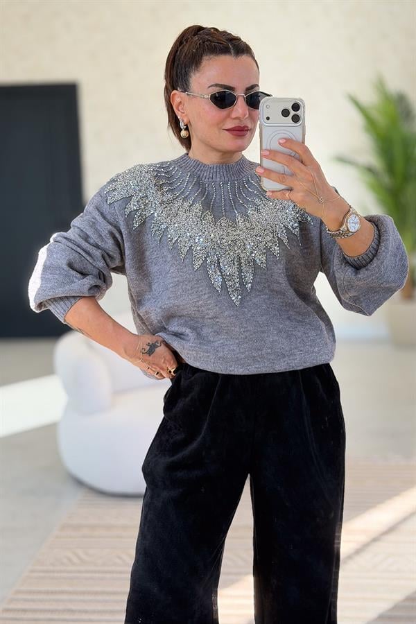 Yakası Boncuk İşlemeli Premium Kazak Gri Renk