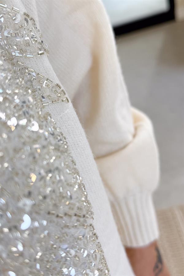 Yakası Boncuk İşlemeli Premium Kazak Krem Renk