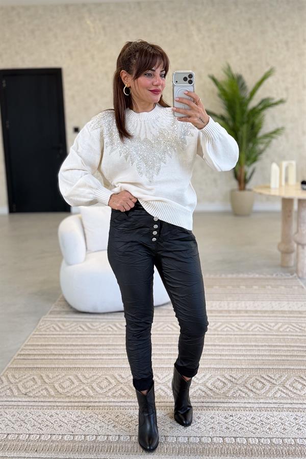 Yakası Boncuk İşlemeli Premium Kazak Krem Renk