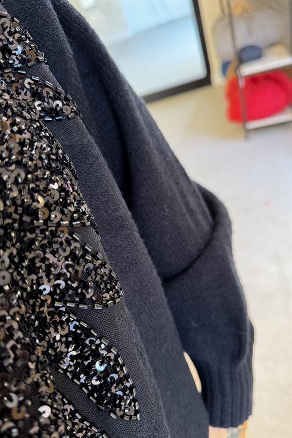 Yakası Boncuk İşlemeli Premium Kazak Siyah Renk