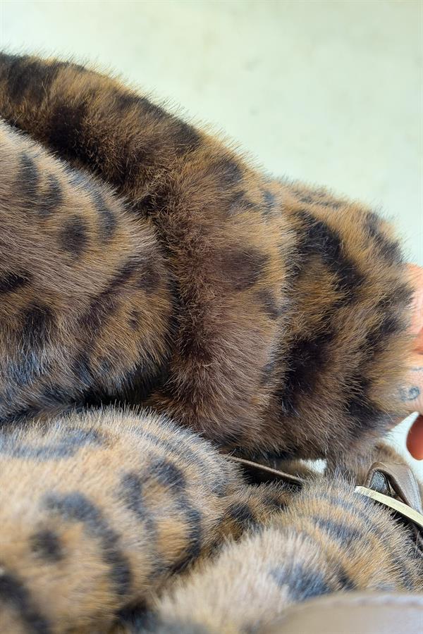 Yakası Kürklü Leopar Desen Kısa Kürk Kahverengi Renk