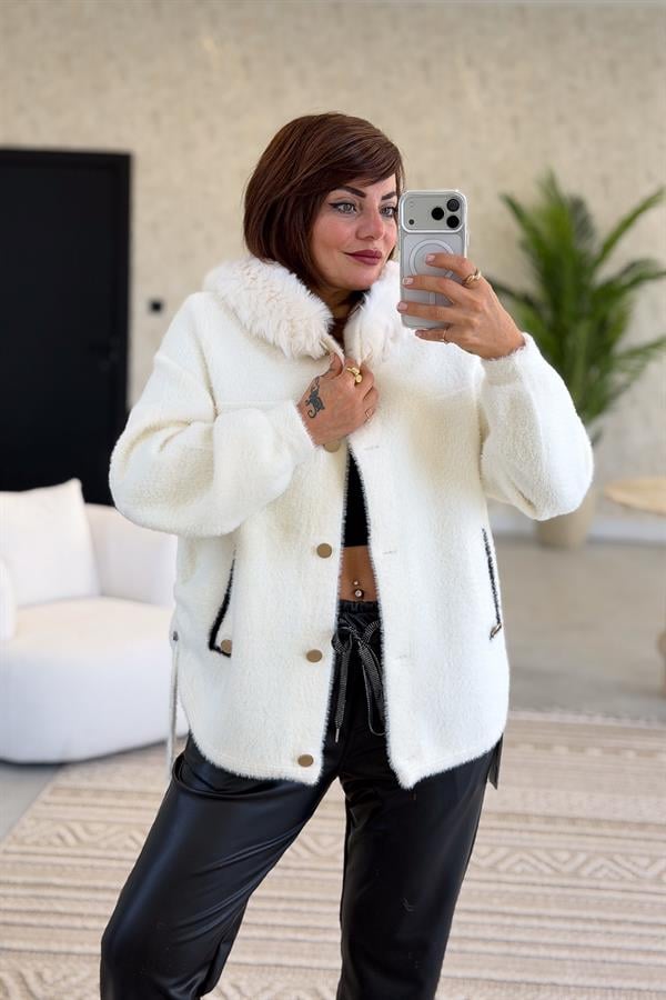 Yanları Büzgü Detaylı Kapüşonu Kürklü Angora Ceket Krem Renk