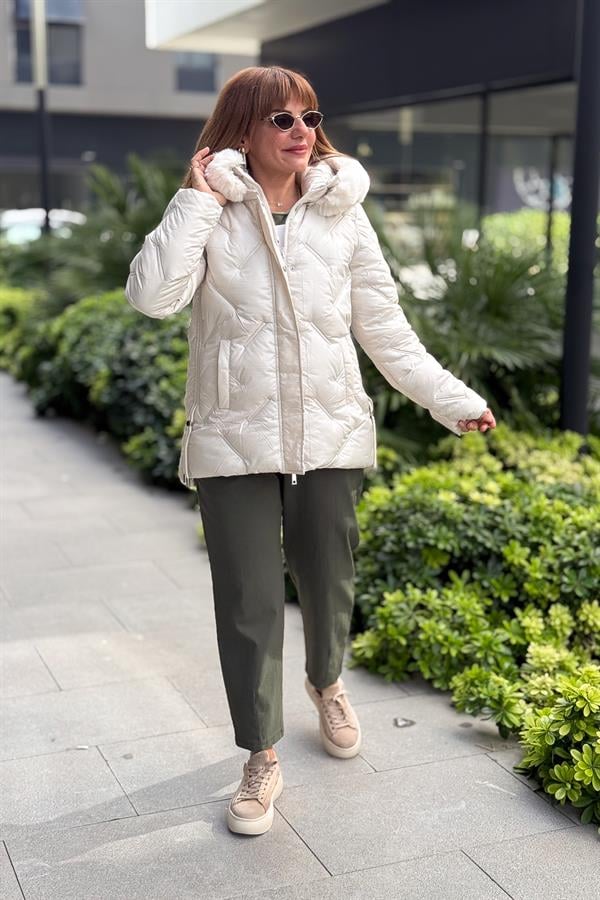 Yanları Büzgülü Dikiş Detaylı Şişme Mont Krem Renk