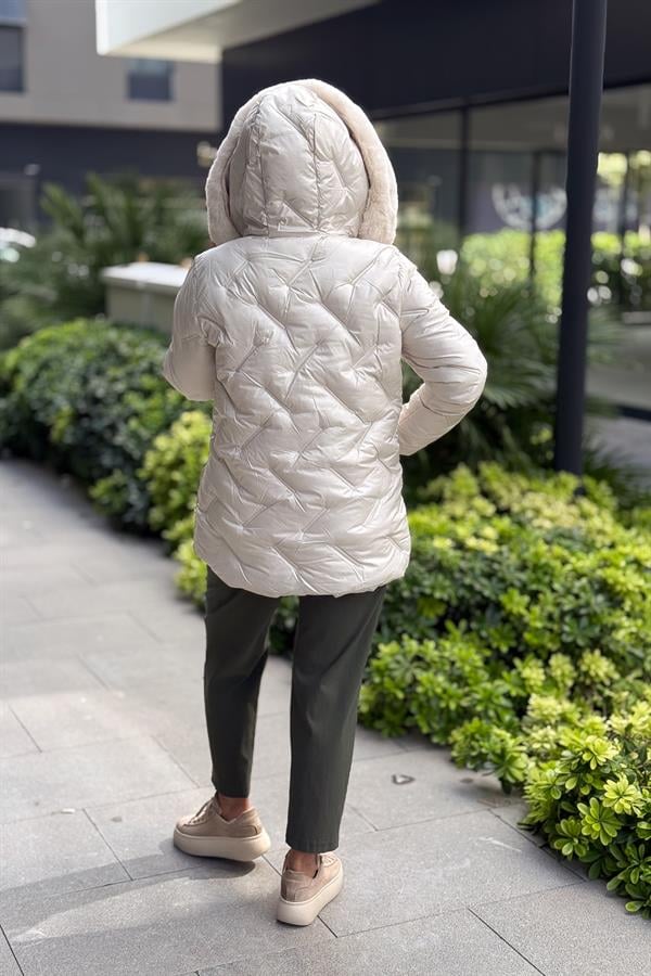 Yanları Büzgülü Dikiş Detaylı Şişme Mont Krem Renk