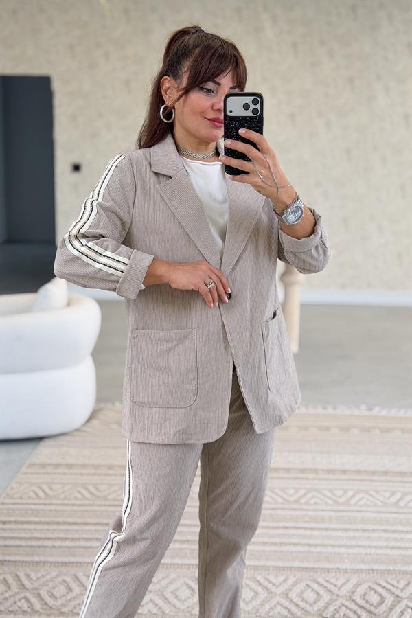 Yanları Çizgi Şerit Detaylı Fitilli Likralı Ceketli Takım Bej Renk