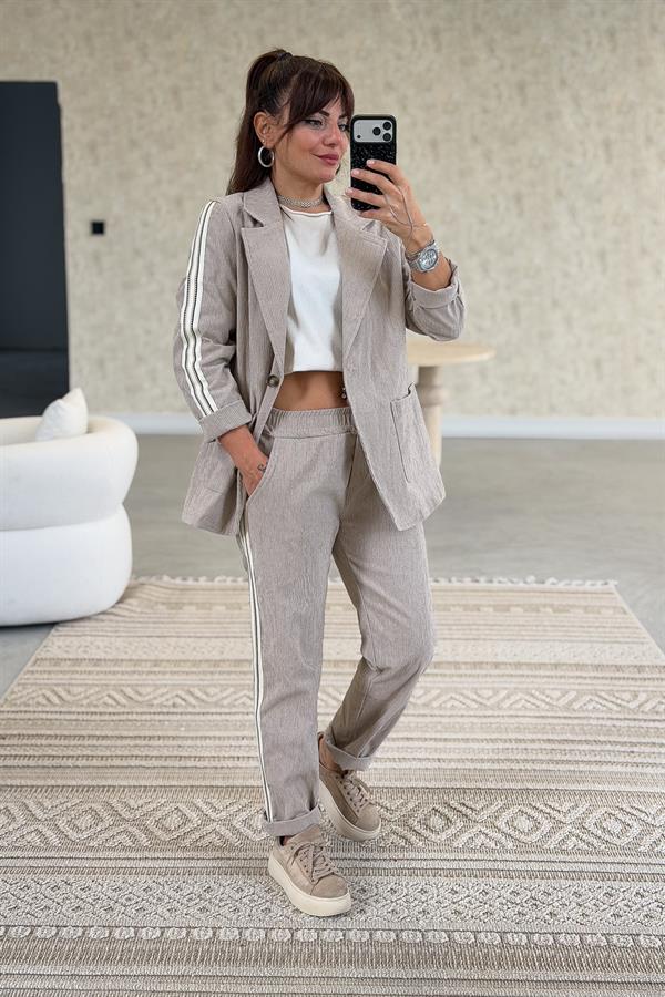 Yanları Çizgi Şerit Detaylı Fitilli Likralı Ceketli Takım Bej Renk