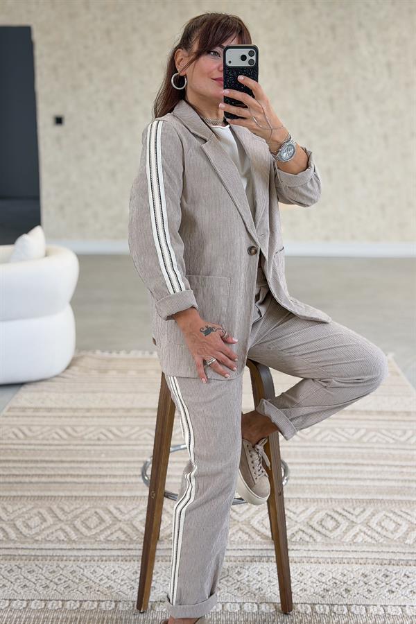 Yanları Çizgi Şerit Detaylı Fitilli Likralı Ceketli Takım Bej Renk