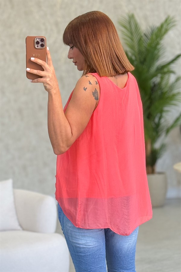 Yırtık Kat Detaylı Asimetrik Kesim Kolsuz İpek Bluz Mercan Renk