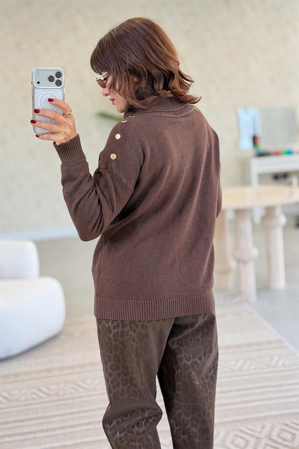 Zımba Detaylı Degaje Yaka Kazak Acı Kahve Renk