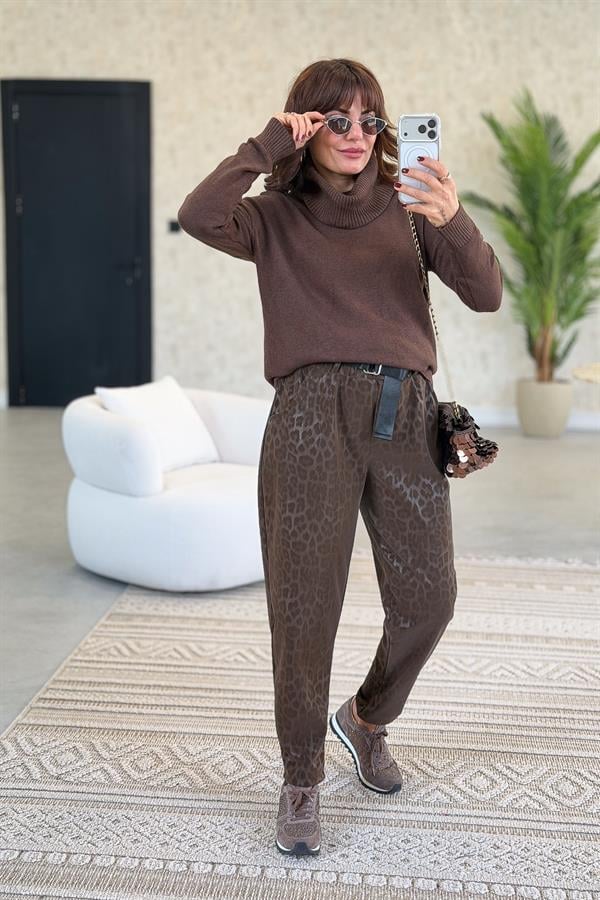 Zımba Detaylı Degaje Yaka Kazak Acı Kahve Renk