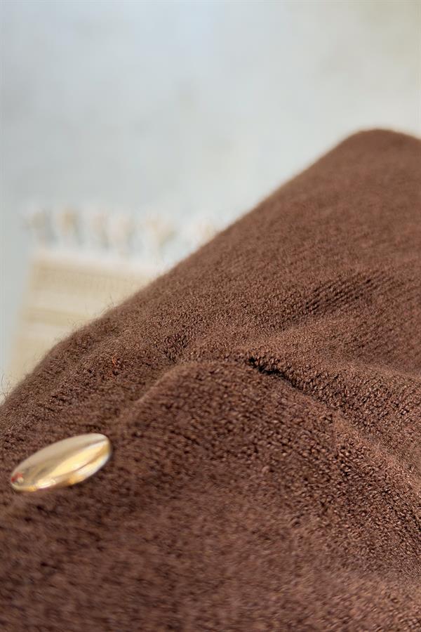 Zımba Detaylı Degaje Yaka Kazak Acı Kahve Renk