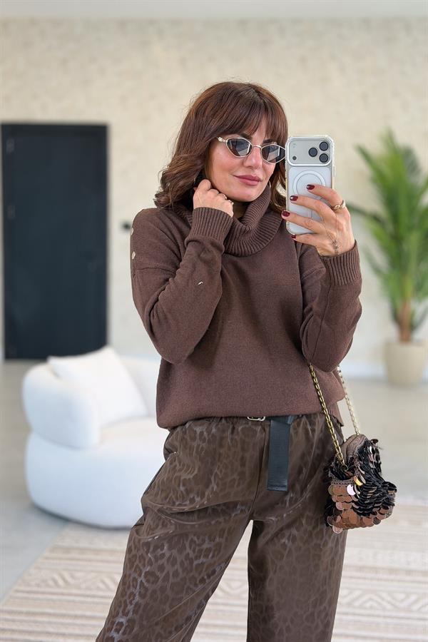 Zımba Detaylı Degaje Yaka Kazak Acı Kahve Renk