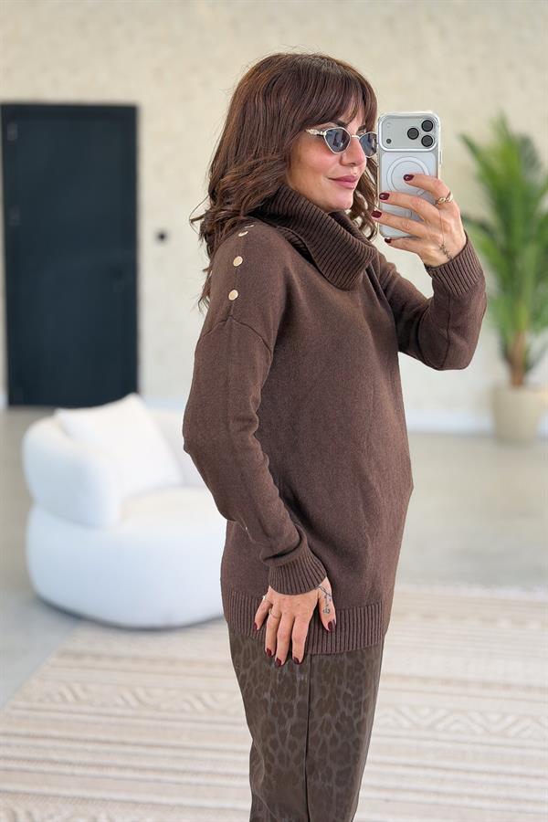 Zımba Detaylı Degaje Yaka Kazak Acı Kahve Renk