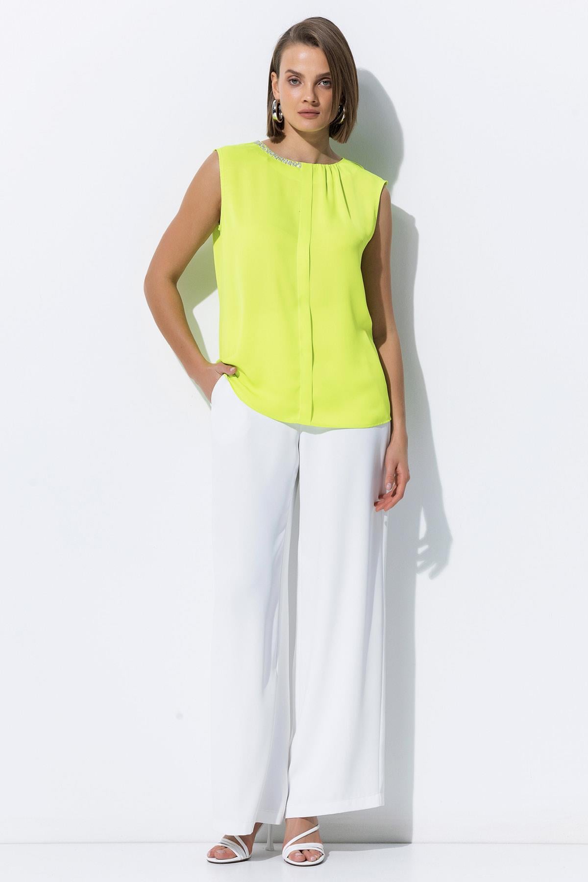 Yarım Yaka Taşlı Bluz