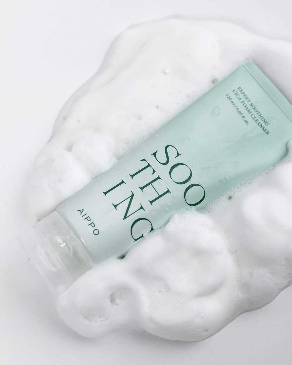 Yoğun köpük içinde AIPPO Expert Soothing Cica Foam Cleanser tüpü