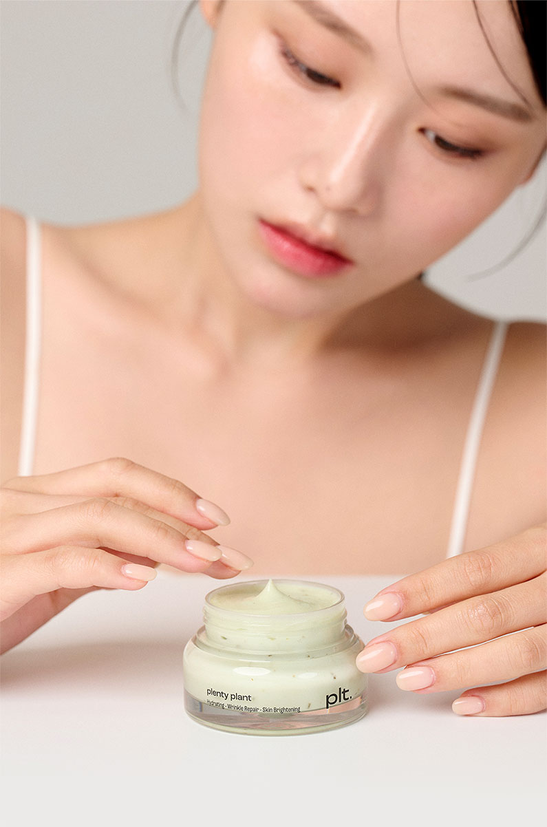 Plenty Plant Melting Leaf Sprout Ginseng Cream model elinde açık kavanoz ve krem dokusu