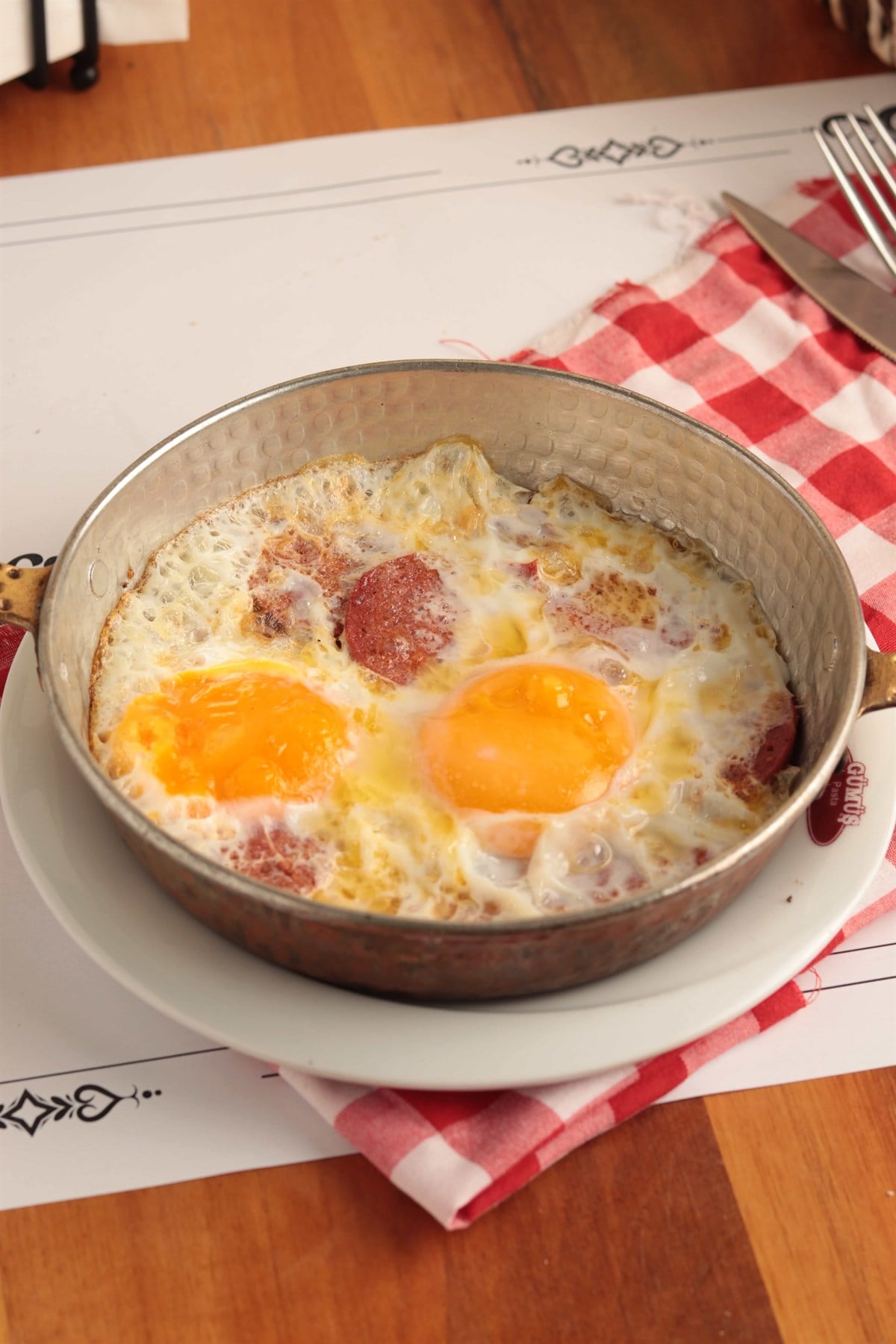 Sahanda Sucuklu Yumurta