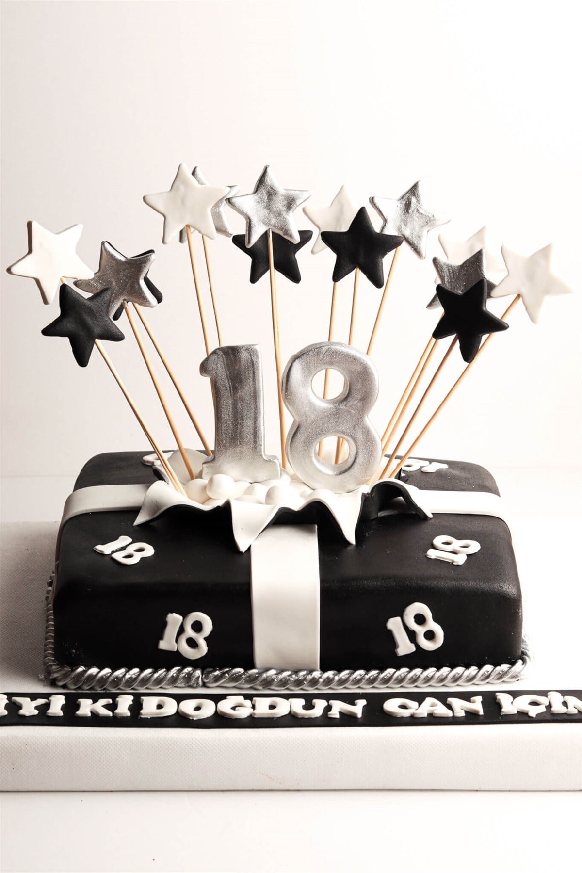 Siyah Beyaz Beşiktaş Tasarım Pasta