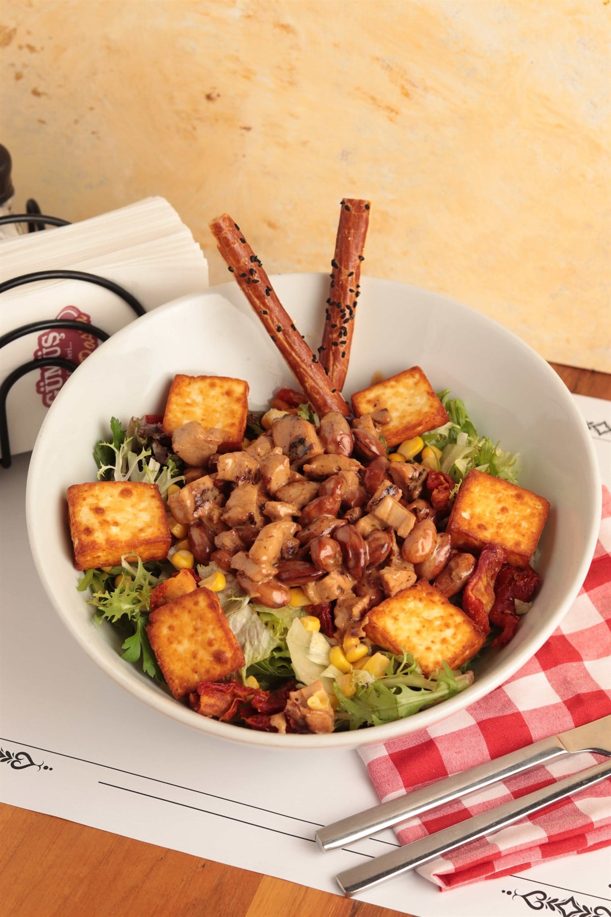 Tavuklu Bademli Ilık Salata