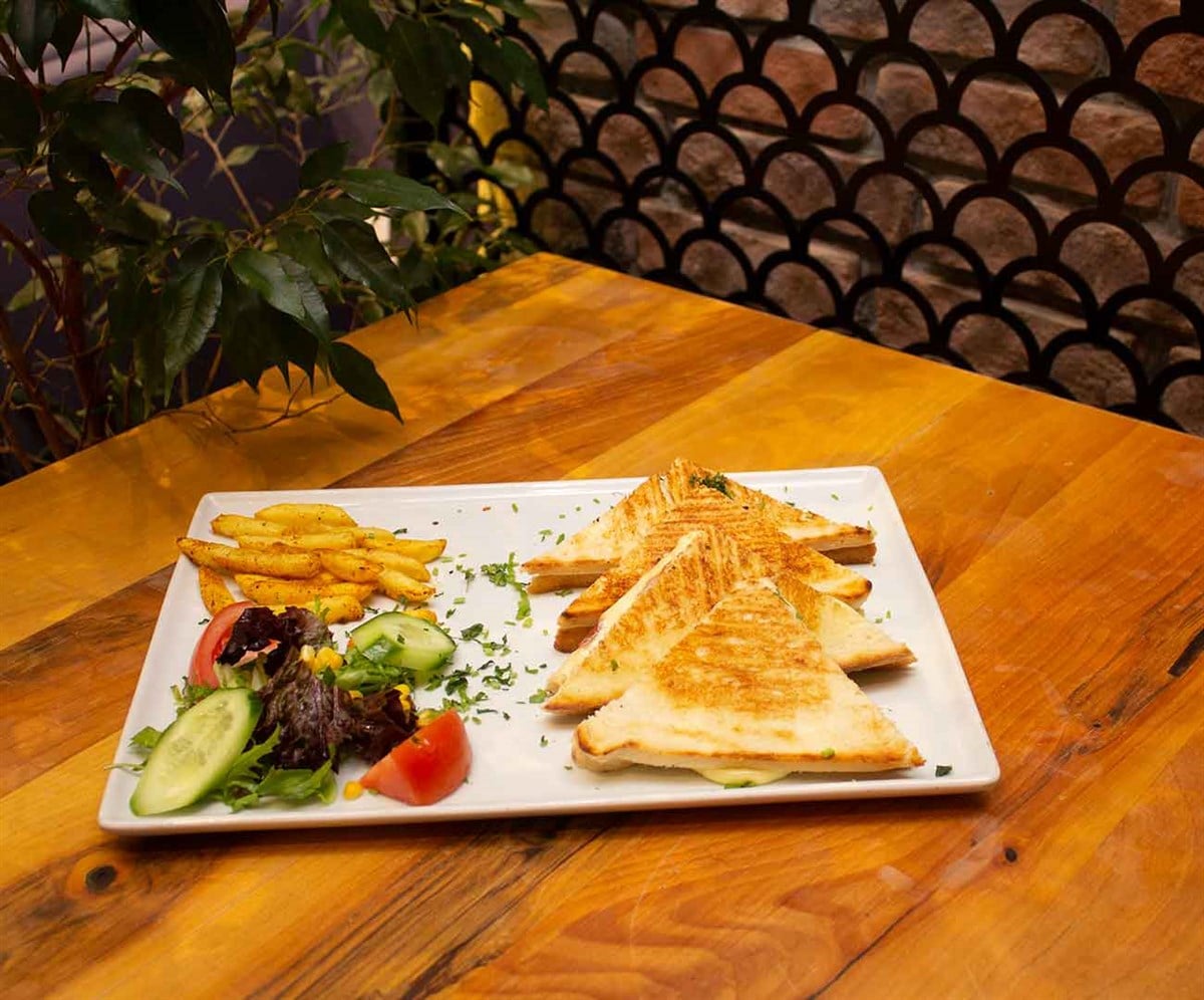 Üç Peynirli Tost