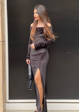 Kayık Yaka Kadife Yırtmaçlı Elbise