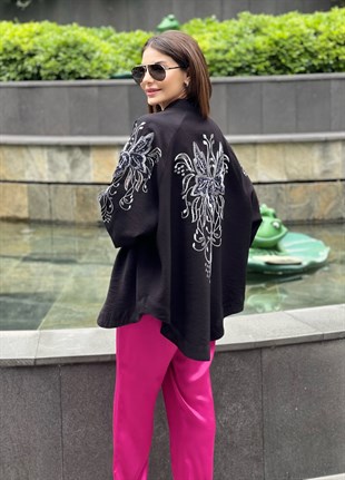 Siyah Kolları ve Sırtı Kelebek Işli Kimono