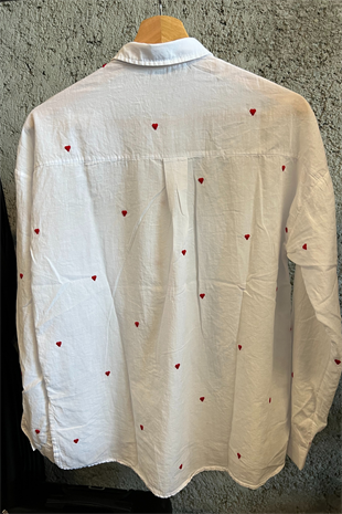 Kalp Nakışlı Koton Beyaz Gömlek