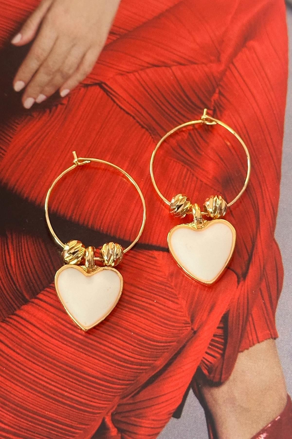 Beyaz Kalp ve Dorika Detaylı Küpe