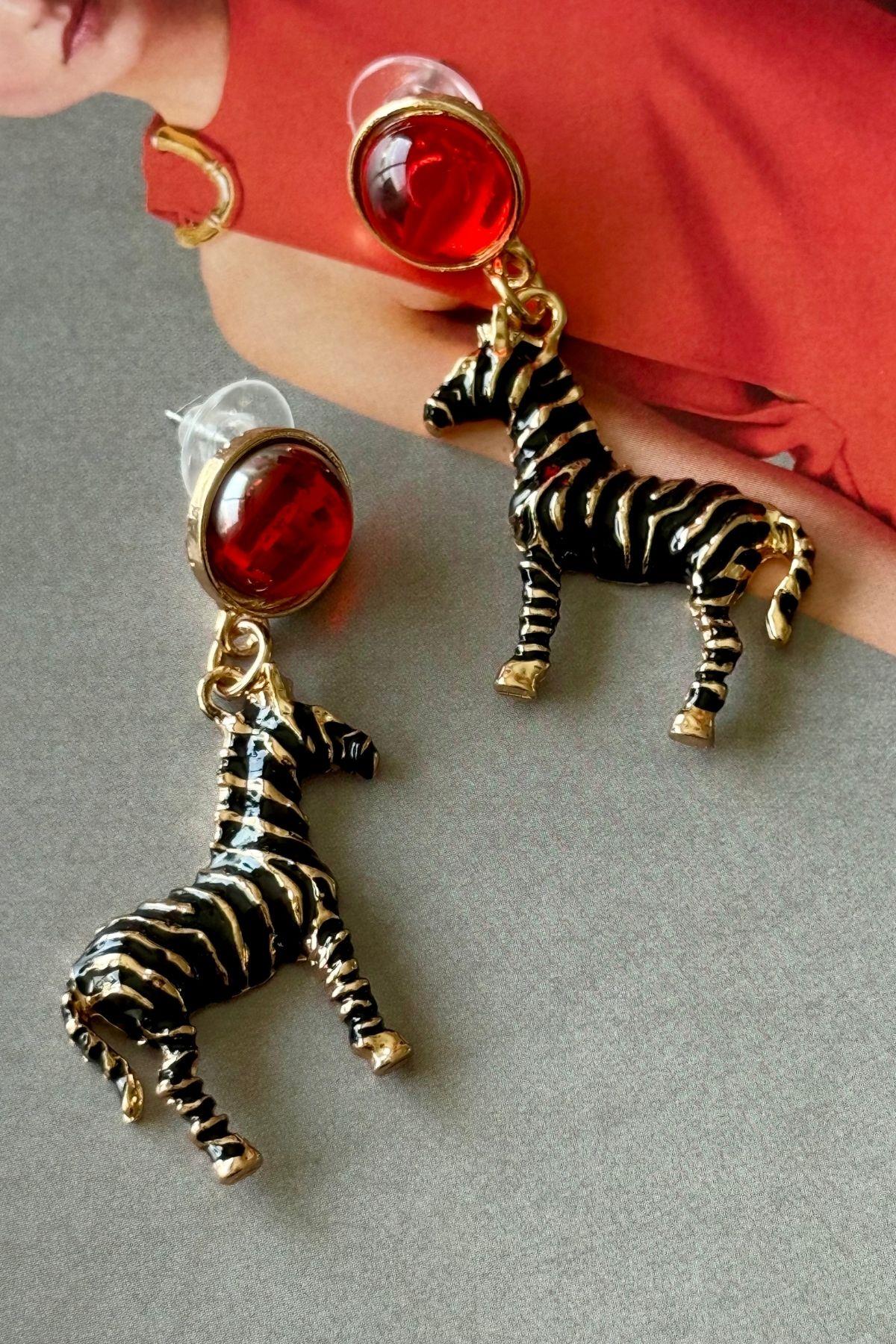 Kırmızı Taşlı Zebra Figürlü Küpe