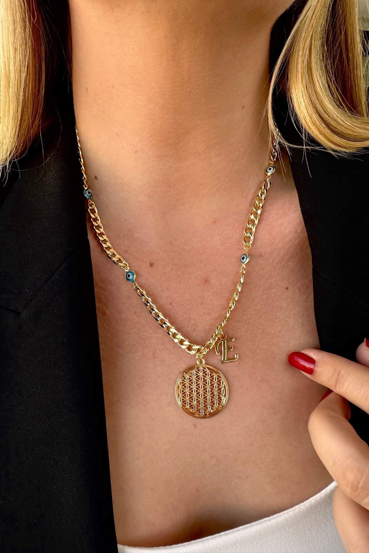 Kişiye Özel Harfli Altın Kaplama Üç Nazarlı Yaşam Çiçeği ve E Harf Kolye