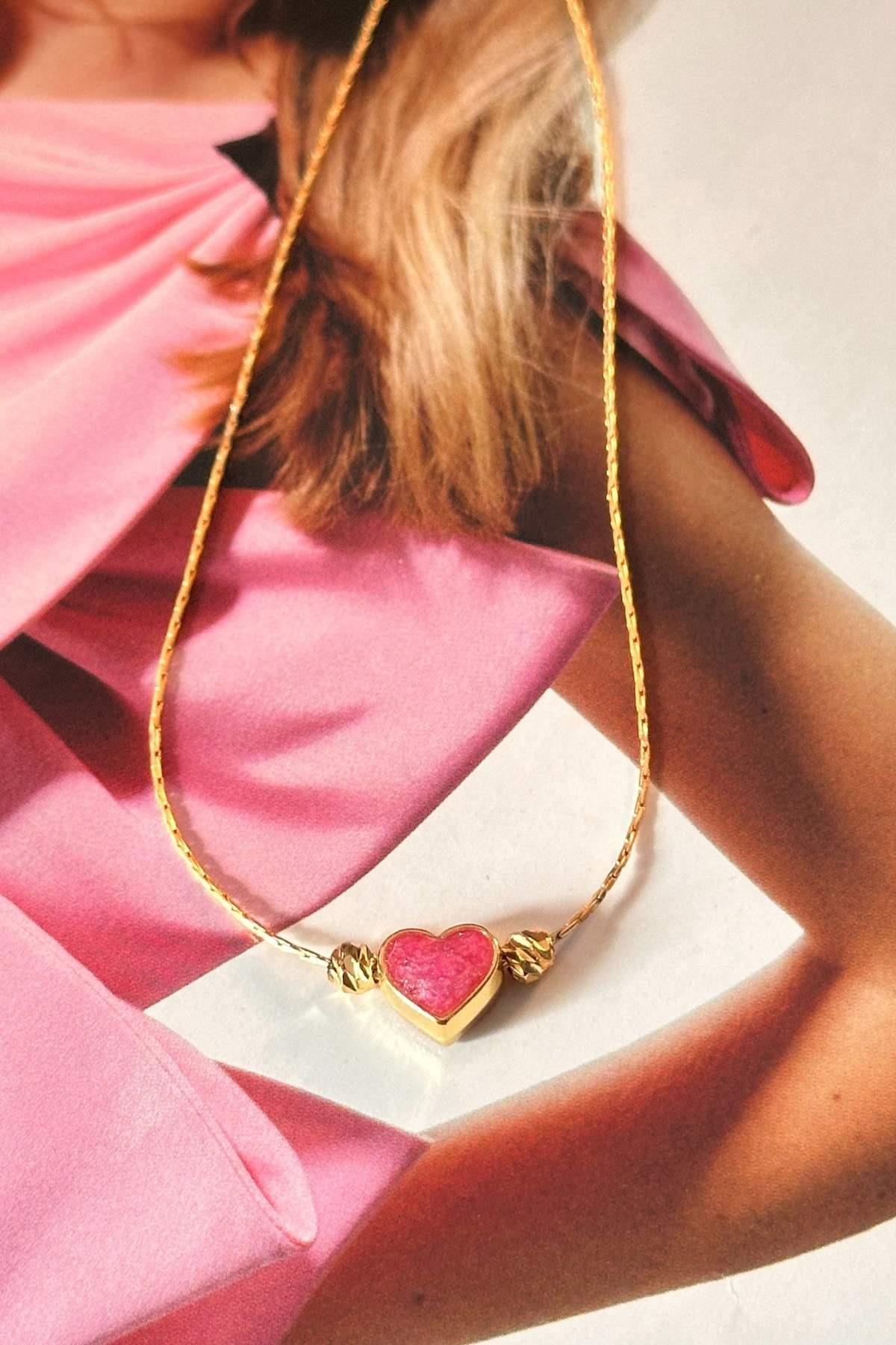 Pembe Kalp Model Dorika Detaylı Kolye