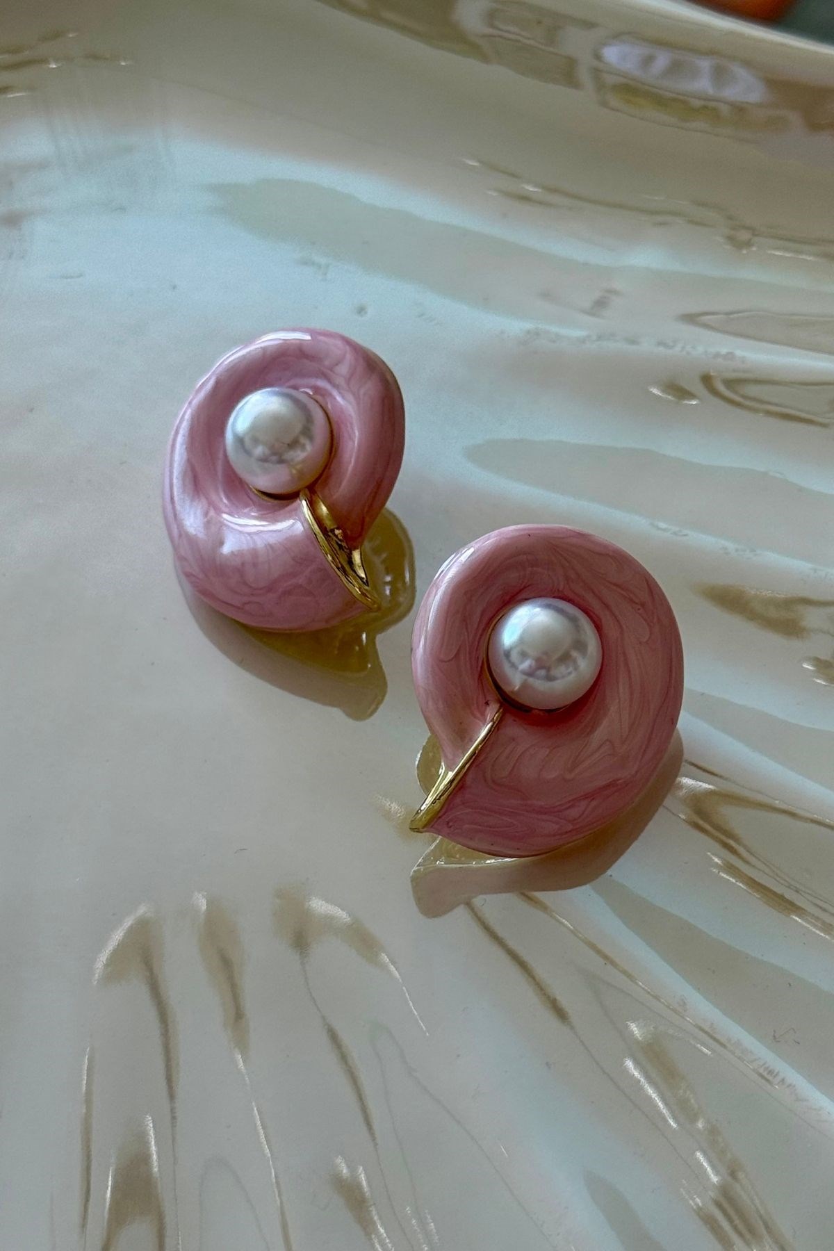 Pembe Mineli İnci Detaylı Deniz Kabuğu Küpe