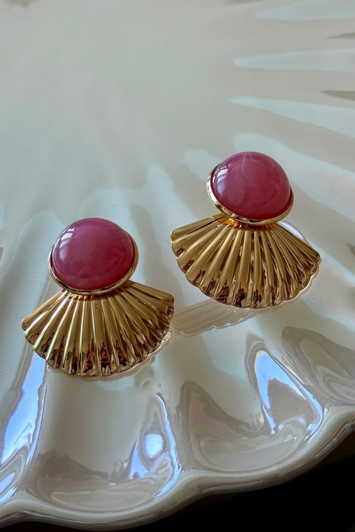 Pembe Taşlı Gold Midye Figürlü Küpe