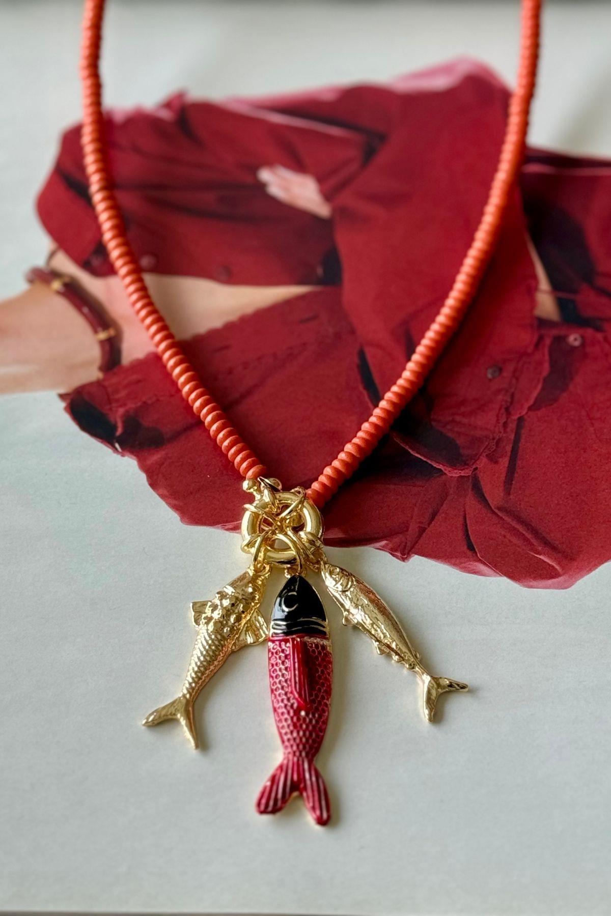 Turuncu Boncuklu, Üç Balık Figürlü Kolye