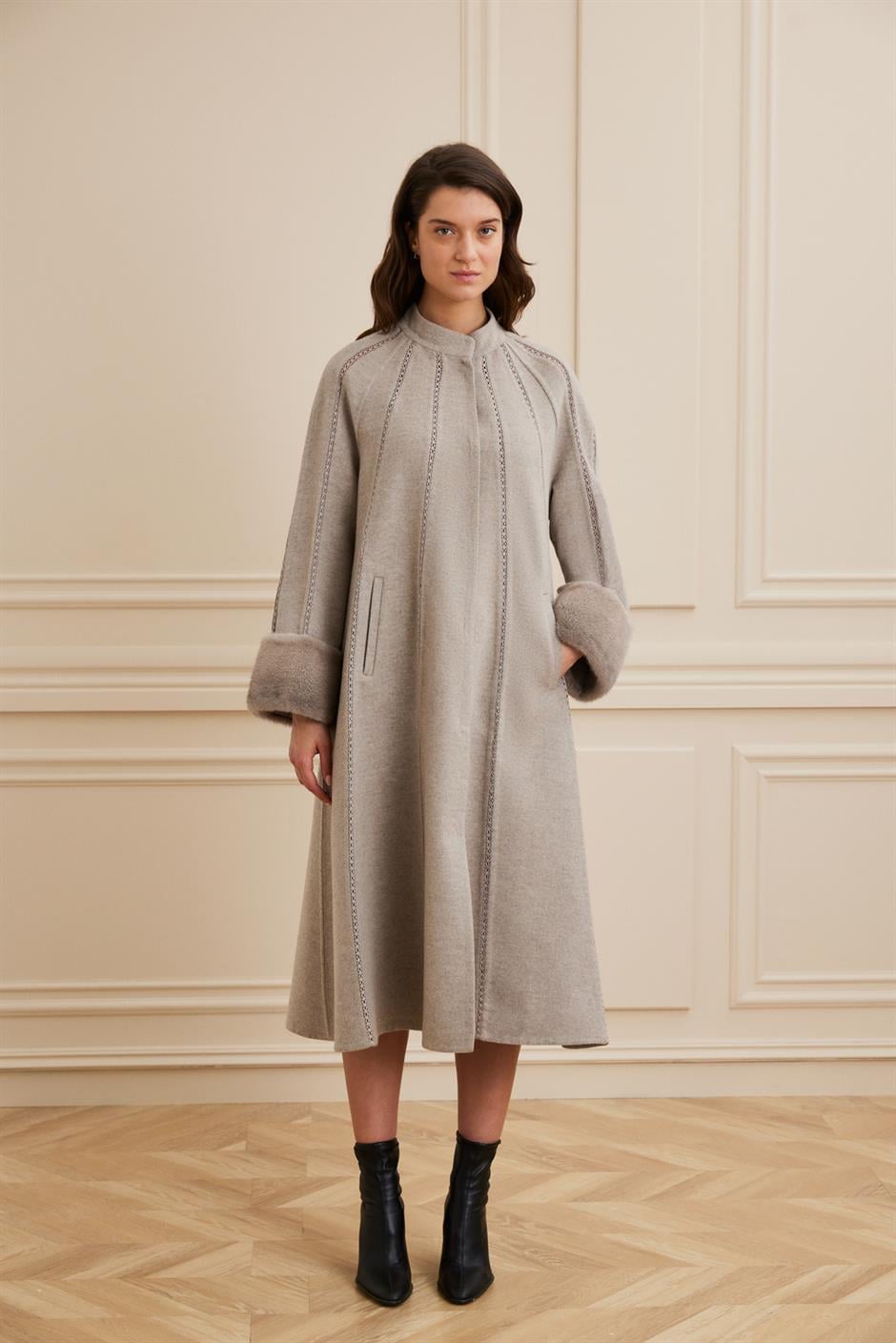 Shaky Women's Loro Piana 97% Wool 3% Cashmere Coat with Mink trimming Beige