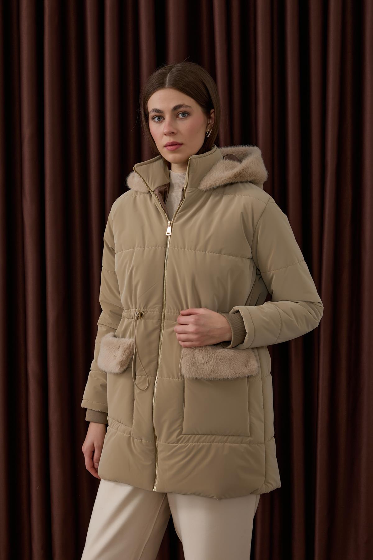 Flora Fermuarlı Kürk Detaylı Şişme Mont BEJ