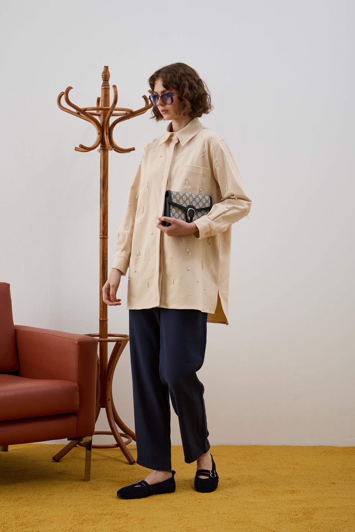 Venedik Düğmeli Özel Aksesuarlı Gömlek BEJ