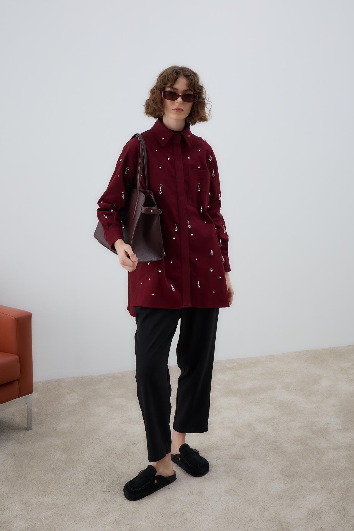 Venedik Düğmeli Özel Aksesuarlı Gömlek MÜRDÜM