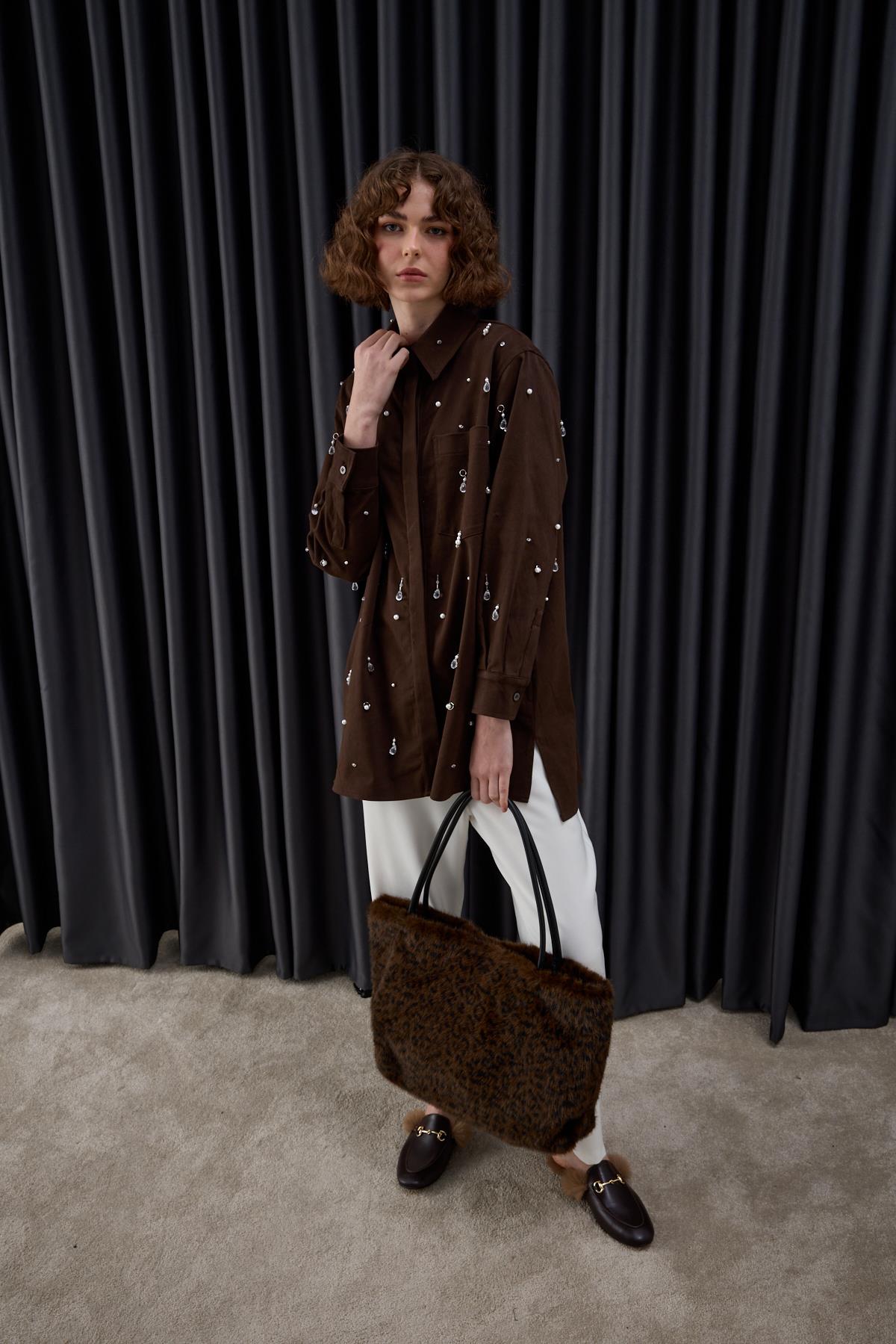 Venedik Düğmeli Özel Aksesuarlı Gömlek KAHVERENGİ