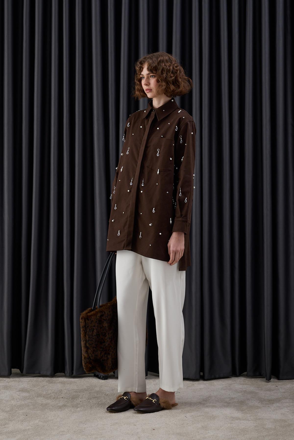 Venedik Düğmeli Özel Aksesuarlı Gömlek KAHVERENGİ