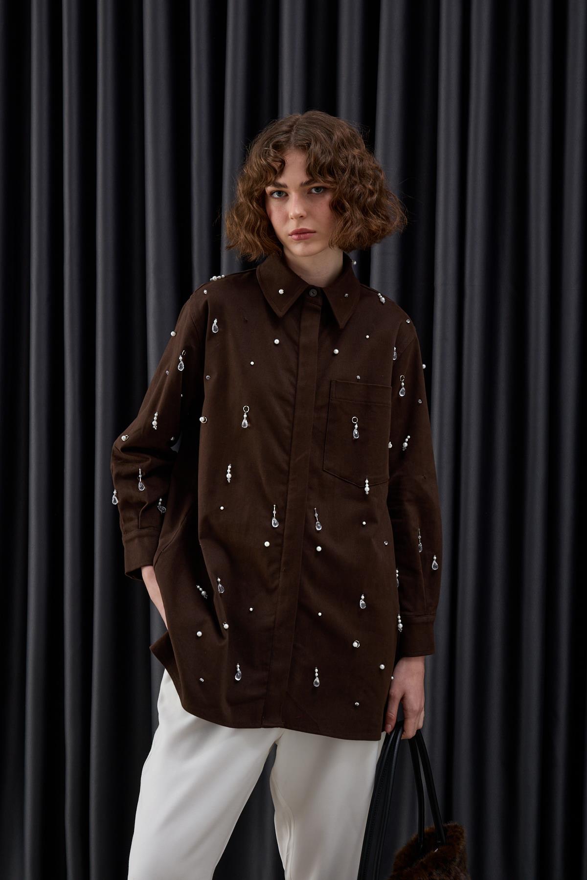 Venedik Düğmeli Özel Aksesuarlı Gömlek KAHVERENGİ