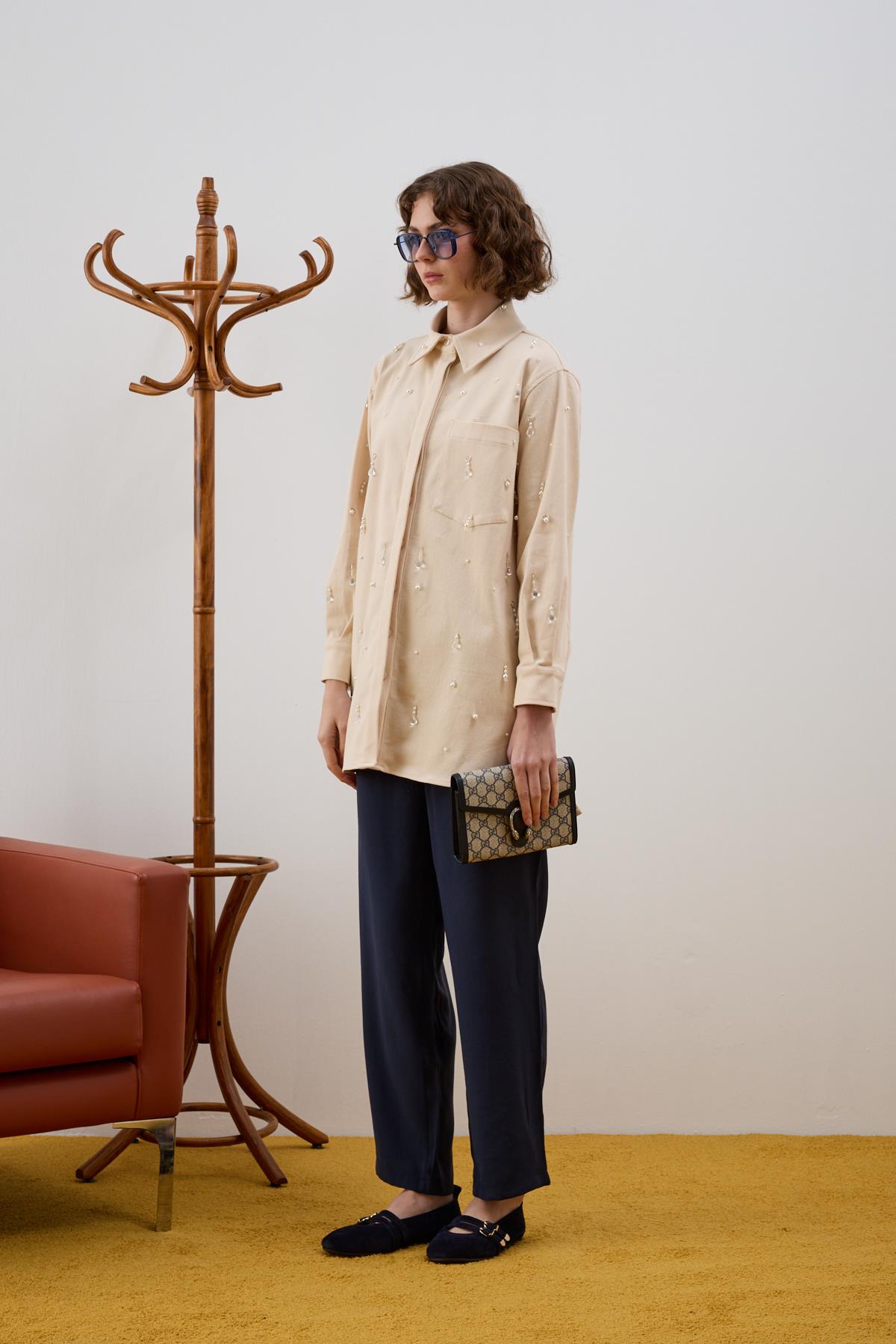 Venedik Düğmeli Özel Aksesuarlı Gömlek BEJ