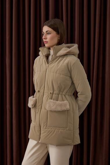 Flora Fermuarlı Kürk Detaylı Şişme Mont BEJ