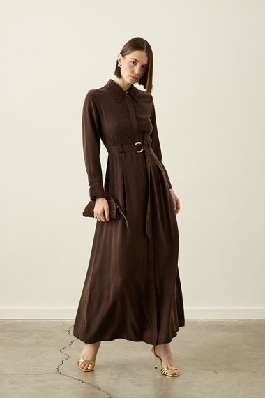 Lesly Kemeri Tokalı Lyocell Elbise KAHVERENGİ