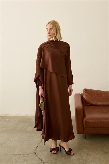 Lora Asimetrik Şal Detaylı Dökümlü Elbise KAHVERENGİ